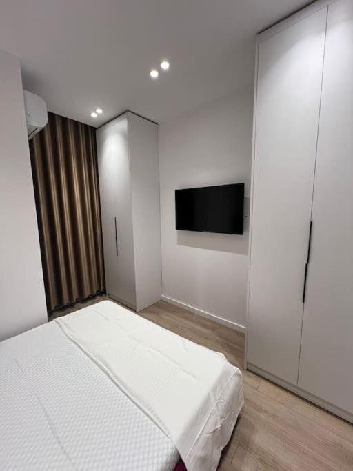Spacious Apartment Ish-Blloku Area Tirana Buitenkant foto